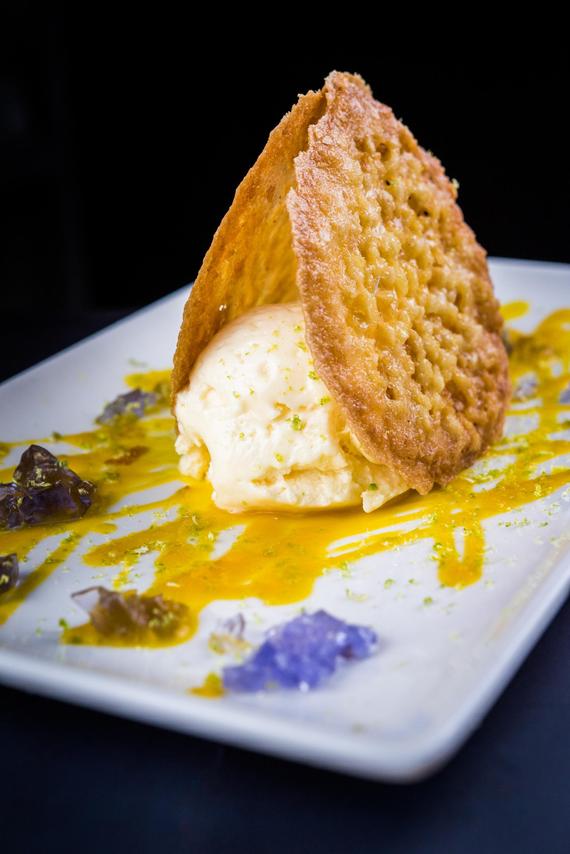 Mousse de lima, teja arrugada y salsa de frutas con gel de violetas Mousse de lima, teja arrugada y salsa de frutas con gel de violetas