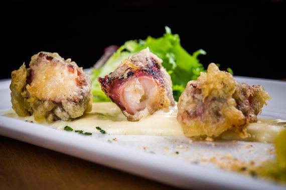 Pulpo en tempura con mousse de cava Pulpo en tempura con mousse de cava