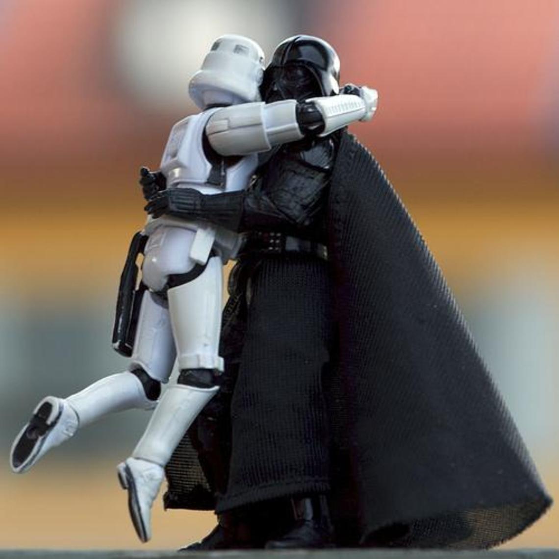 Darth vader abraza a un stormtrooper Darth vader abraza a un stormtrooper